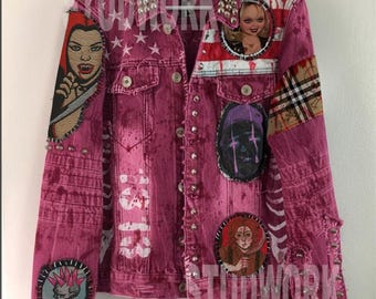 Handbemalte Pink Punk Jeansjacke | Nieten Gothic Horror Patch Jacke | Individuelle Alternative Streetwear