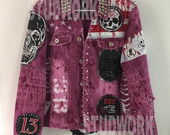 Blood Signal in Dust Thread Herren Magenta Jeansjacke mit Spikes und Graphic Distress