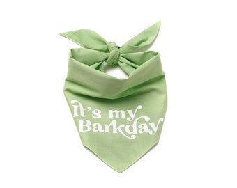 Op de afbeelding: Een lichtgroene bandana voor honden met de witte tekst "It's my Barkday". De bandana is aan de bovenkant geknoopt, waardoor een knoop en twee lussen ontstaan. De stof is effen lichtgroen.