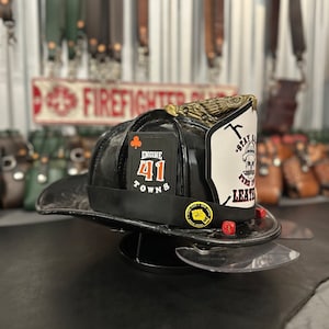 Tarjeta de casco de bombero de cuero