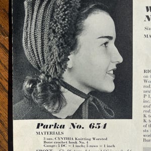 Puede incluir: Un patrón de tejido vintage para un gorro de ganchillo llamado "Parka No. 654". El patrón está escrito en texto blanco y negro e incluye instrucciones para los materiales, el calibre y la parte delantera y la parte central de la espalda del gorro.
