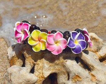 オアフ島産のカラフルなハワイアンプルメリアの花のビーズブレスレット