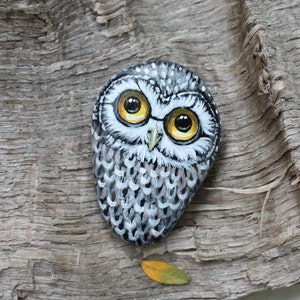 Niedliche kleine handgemalte Eule Rock bemalter Stein Eulenfelsenmalerei Gemalt Eulenkiesel Vogelliebhaber Geschenk Eulenliebhaber Rock Steinmalerei Kunst
