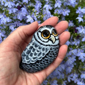 Handbemalter Eulen-Rock Einzigartige Waldtierkunst-wunderliche Eulen-Dekor, Natur-inspiriertes Geschenk Rockmalerei-Sammlerstück-Naturliebhabergeschenk