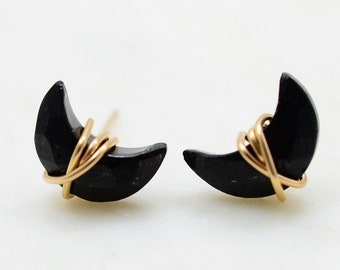 Oorbellen zwarte toermalijn, maansikkel, halve maan gold filled, sterlingzilver, minimalistisch, maan, hemels, toermalijnstekers, post