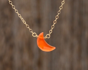 Collar de luna creciente de cornalina, plata de ley o chapado en oro