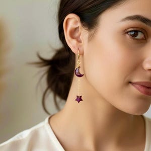 Örhängen i 14K massivt guld med rubin och måne och stjärna - Juli födelsesten, De Fleur-spak