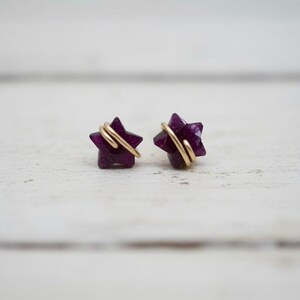 Puces d'oreilles étoiles rubis brut : or 14 carats, argent sterling