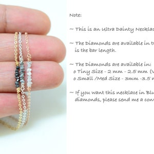 Puede incluir: Tres cadenas delicadas de oro con peque&ntilde;os diamantes. Las cadenas est&aacute;n disponibles en dos tama&ntilde;os: Tiny (2-2,5 mm) y Small/Medium (3-3,5 mm). La nota menciona que el collar est&aacute; disponible en diamantes azules o amarillos.