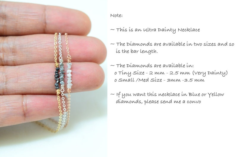 Puede incluir: Tres cadenas delicadas de oro con peque&ntilde;os diamantes. Las cadenas est&aacute;n disponibles en dos tama&ntilde;os: Tiny (2-2,5 mm) y Small/Medium (3-3,5 mm). La nota menciona que el collar est&aacute; disponible en diamantes azules o amarillos.