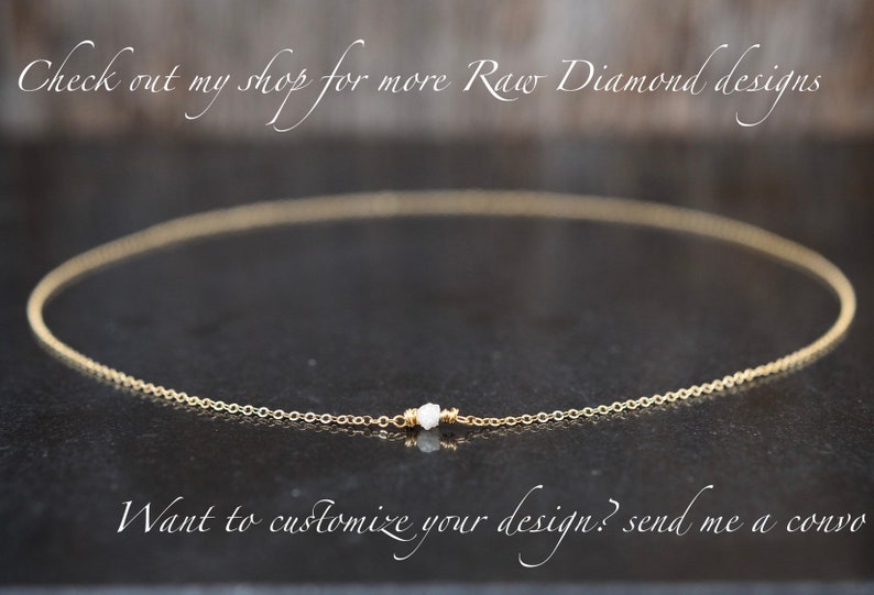 Puede incluir: Un delicado collar de cadena de oro con un solo colgante de diamante en bruto peque&ntilde;o. El collar est&aacute; sobre una superficie negra.
