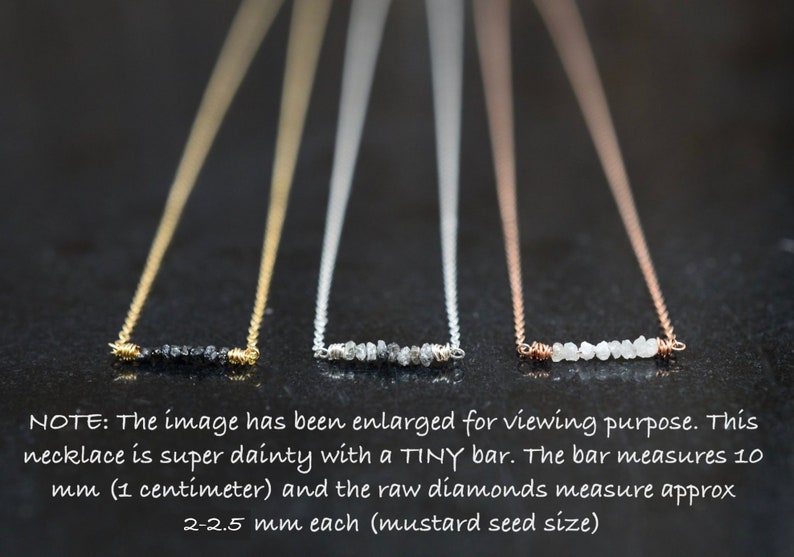 Puede incluir: Tres delicados collares con una barra de peque&ntilde;os diamantes en bruto. Los collares est&aacute;n disponibles en oro, plata y oro rosa. Los diamantes miden aproximadamente 2-2,5 mm cada uno.  "NOTA: La imagen se ha ampliado para fines de visualizaci&oacute;n. Este collar es s&uacute;per delicado con una barra PEQUE&Ntilde;A. La barra mide 10 mm (1 cent&iacute;metro) y los diamantes en bruto miden aproximadamente 2-2,5 mm cada uno (tama&ntilde;o de una semilla de mostaza)"