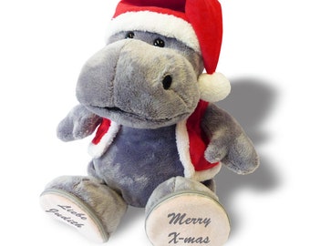 Personalisiertes kuscheliges Plüsch-Nilpferd, individuell bestickt, knuddeliger Hippo mit Weihnachtsoutfit, Geschenk mit Name zu Weihnachten