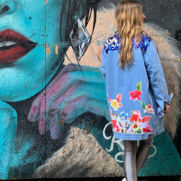 Veste en jean long patché à fleurs, manteau en jean longue ligne, denim bleu, vêtements d’extérieur, veste indigo surdimensionnée, cadeau pour un ami, vêtements pour femmes