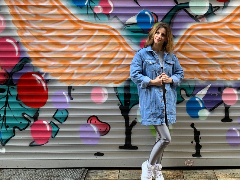 Veste en jean long patché à fleurs, manteau en jean longue ligne, denim bleu, vêtements dextérieur, veste indigo surdimensionnée, cadeau pour un ami, vêtements pour femmes image 4