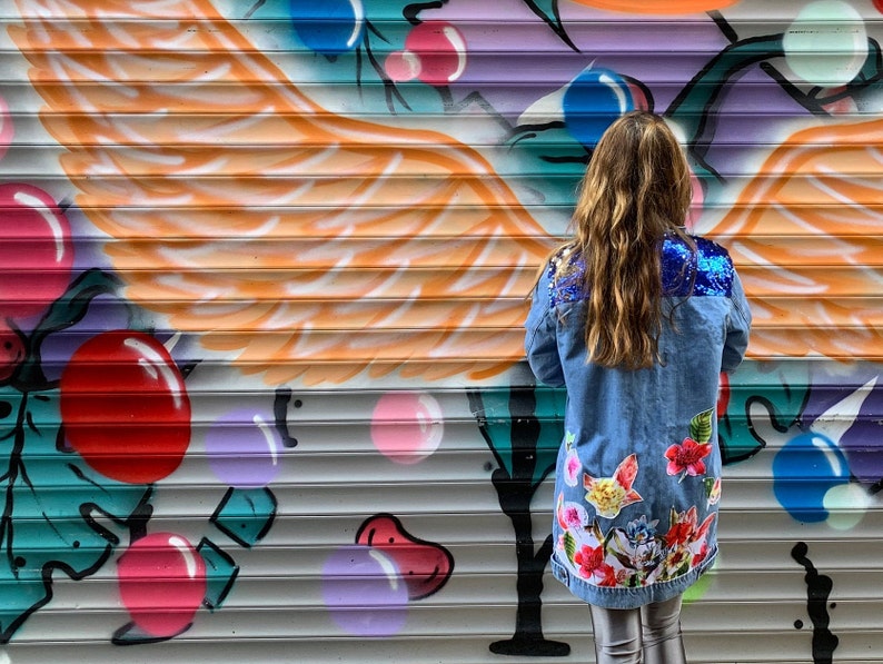 Veste en jean long patché à fleurs, manteau en jean longue ligne, denim bleu, vêtements dextérieur, veste indigo surdimensionnée, cadeau pour un ami, vêtements pour femmes image 3