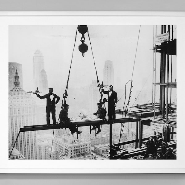 Essen auf einem NYC Wolkenkratzer Druck, zwei Kellner servieren Mittagessen an Stahlarbeiter, Schwarz-Weiß-Foto, 1930, Museumsqualität Fotokunstdruck