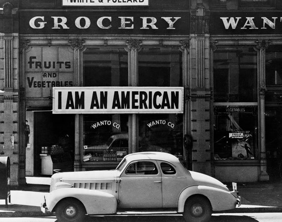 私はアメリカ人ですプリント、ドロシア・ラングの写真、1942年