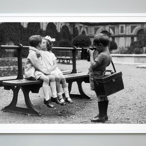 Impresión del primer beso, amor joven, foto en blanco y negro, arte de pared de calidad del museo, decoración del hogar vintage