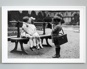 Pierwszy pocałunek, Młoda miłość, Czarno-białe zdjęcie, Sztuka ścienna w jakości muzealnej, Wystrój domu w stylu vintage