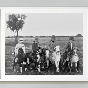 Dzieci jeżdżące na kozach Wydruk, czarno-białe zdjęcie vintage, 1918, sztuka ścienna, dekoracja pokoju dziecięcego, wydruk artystyczny fotografii muzealnej