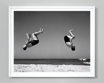 Impresión de voltereta en la playa, foto vintage en blanco y negro, decoración de verano para el hogar, arte de pared divertido en la playa, decoración de mediados de siglo