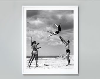 Impresión de chica voladora en la playa, foto vintage en blanco y negro, arte de pared de una casa de playa de 1940, decoración del hogar con calidad de museo