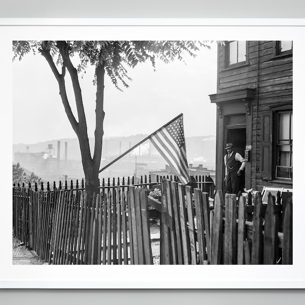 Impression du drapeau américain, Jour du drapeau à Pittsburgh Pennsylvanie, Histoire américaine, Histoire des Noirs, Photo noir et blanc, 1941, Impression de qualité muséale