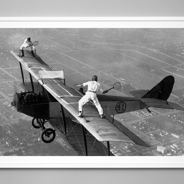 Wingwalker Tennis Match op vliegtuig print, tennisspelers in de lucht, waaghalzen, Vintage foto, kunst aan de muur, museum