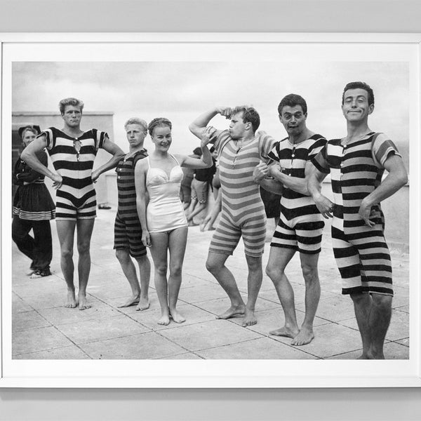 Funny Boys Flexing Muscles on the Beach Swimsuit Print, années 1950, tirage photo vintage, noir et blanc, tirage d’art photo, art mural, art drôle