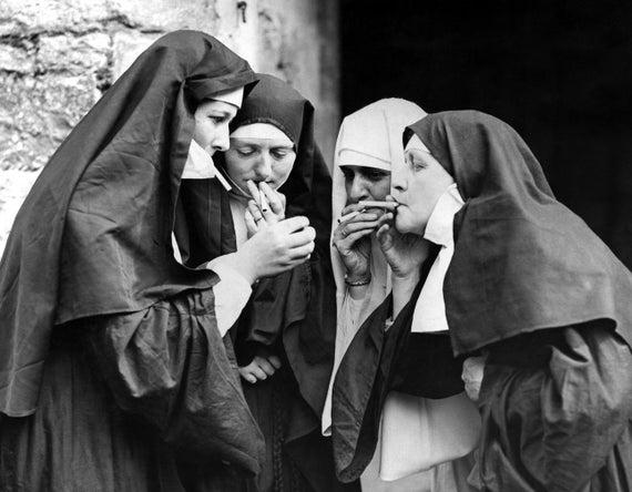 ヴィンテージ修道女喫煙フィルム写真額装 ヴィンテージ修道女喫煙フィルム写真額装