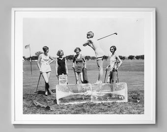 Pode incluir: Cinco mulheres de biquíni estão em um campo de golfe. Uma mulher balança um taco de golfe enquanto as outras assistem. Elas estão em pé em um grande bloco de gelo.