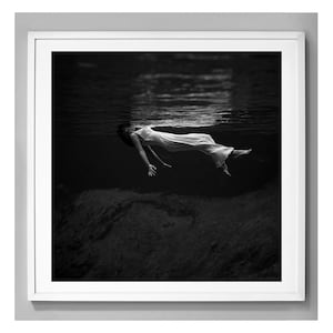 Drijvende vrouw print, Toni Frissell onderwaterkunst aan de muur, surrealistische schoonheid, zwart-witfoto, 1947, decor van museumkwaliteit