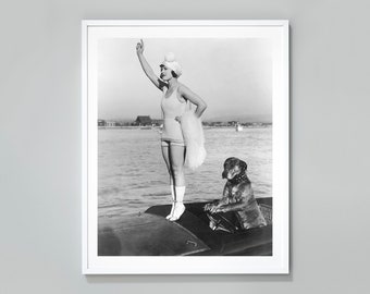 Flapper Girl With Teddy the Dog Driving The Boat Print, foto vintage en blanco y negro, foto de calidad de museo Lámina artística