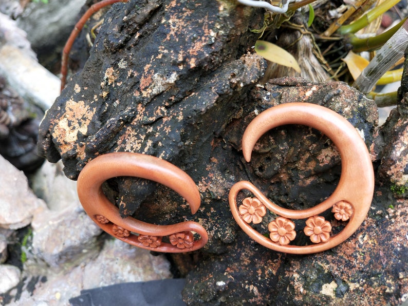 6mm 2g 716 10mm Hanger sawo wood gauges with flower carving4g 0g 5mm 14mm 12 11mm 916 00g 12mm 8mm