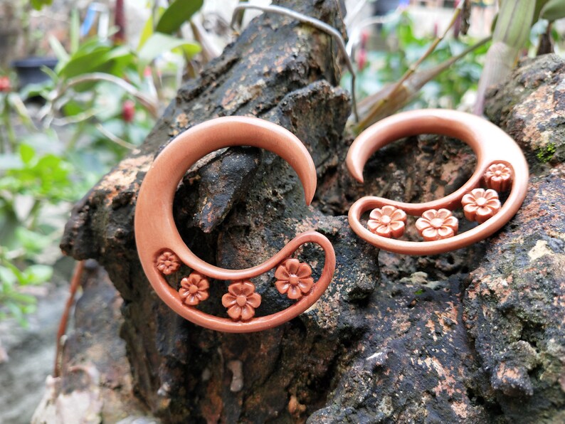 6mm 2g 716 10mm Hanger sawo wood gauges with flower carving4g 0g 5mm 14mm 12 11mm 916 00g 12mm 8mm