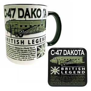 Op de afbeelding: Een witte keramische mok met een zwart handvat en een groen-witte afbeelding van een C-47 Dakota vliegtuig. De mok heeft de tekst "C-47 Dakota British Legend" en een beschrijving van de geschiedenis van het vliegtuig. Een zwarte onderzetter met een groen-witte afbeelding van een C-47 Dakota vliegtuig en de tekst "C-47 Dakota British Legend" is ook te zien.