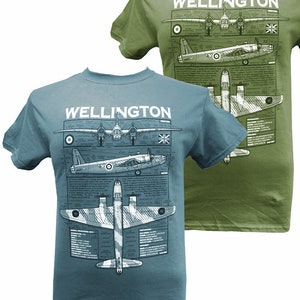 Pode incluir: Duas t-shirts nas cores azul e verde. Ambas t-shirts apresentam uma ilustração detalhada de um bombardeiro Wellington com especificações técnicas e o texto "WELLINGTON".