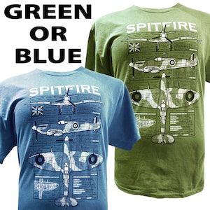 Peut inclure: Deux t-shirts, un vert et un bleu, avec un imprimé graphique d'un avion Spitfire et des spécifications techniques. Le texte "Spitfire" est imprimé sur les deux t-shirts.