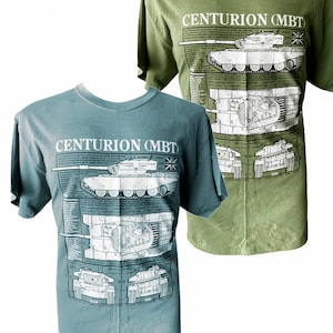 Może przedstawiać: Dwie koszulki z nadrukiem graficznym czołgu Centurion. Koszulki są w różnych odcieniach zieleni. Tekst na koszulkach brzmi "Centurion (MBT)" i zawiera schemat czołgu.