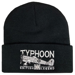 Peut inclure: Bonnet noir avec une image brodée blanche d'un avion Typhoon et le texte "TYPHOON BRITISH LEGEND".