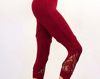 3/4 leggings ~ With lace ~ Mid rise ~ Super soft, stretch and strong ~ Raspberry color