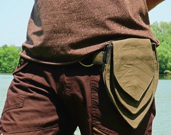 Fanny pack ~ Utility belt ~ Bag 2 in 1 for waist or shoulder ~ Minimalist leaf design ~ Green cotton ~ The Panbelt