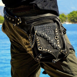 Leder Gürteltasche ~ Hüfttasche ~ Umhängetasche ~ 2 in 1 ~ Mit 4 Taschen ~ Schwarzes Leder ~ The Spiky Belt