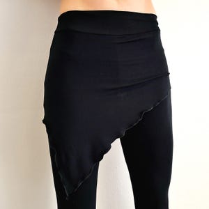 Leggings con gonna ~ Skeggings ~ Gonna asimmetrica ~ Abbigliamento sportivo ~ Yoga ~ Super morbidi, elastici e resistenti ~ Neri ~ I leggings Shakti