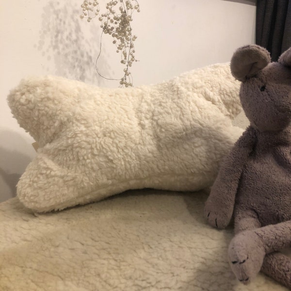 Kuscheliger Leseknochen aus flauschig weichem Teddy Plüsch, Relaxkissen, Nackenkissen