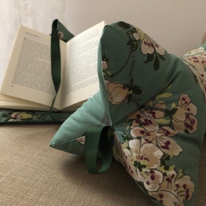 Reading bone, reading pillow, bookend, book pyramid, tablet beanbag