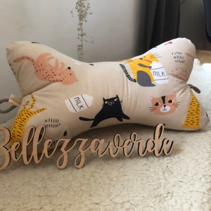 Lindo hueso de lectura con bonito motivo de gato