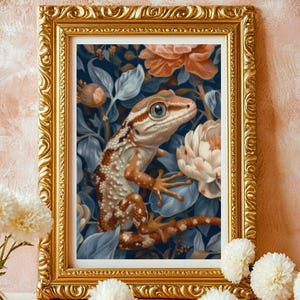 Könnte beinhalten: Ein gerahmter Druck mit einer detaillierten Illustration eines Geckos inmitten von Blumen und Blättern. Der Gecko hat ein braun-weißes Fleckenmuster. Der goldene Rahmen hat aufwendige Details. Der Hintergrund ist eine Mischung aus Blau, Pfirsich und Weiß.