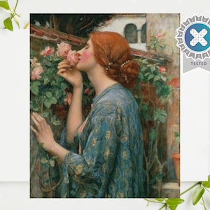 Pode incluir: Uma mulher com cabelo comprido e ruivo está vestindo um robe azul e dourado com padrão. Ela está em um jardim e está cheirando uma rosa rosa.